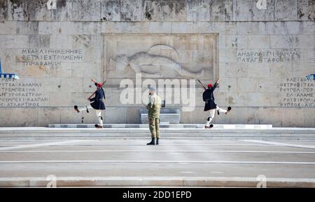 Atene Grecia, 19 novembre 2020. Le guardie presidenziali tsoliades indossando mascherine di protezione COVID 19 alla tomba sconosciuta del soldato davanti alla Parlia greca Foto Stock