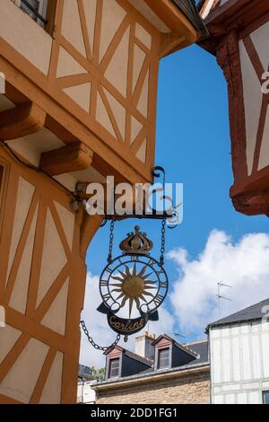 Vecchia casa a graticcio nella città antica di Vannes, Bretagna, Francia Foto Stock