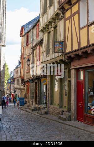 Una strada medievale acciottolata e vecchie case a graticcio nell'antica città di Vannes, Bretagna, Francia Foto Stock