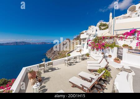 Vacanza estiva per la destinazione di viaggio fiori sfondo. Scenario meraviglioso, vacanza perfetta. Vista panoramica sulle tradizionali case delle cicladi Foto Stock