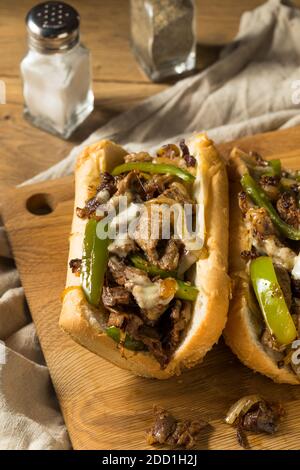 Paninoteca Philly Cheesesteak fatta in casa con peperoni e manzo Foto Stock