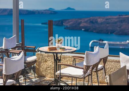 Bellissima terrazza con vista mare. Isola di Santorini, Grecia. Estate romantico ristorante di viaggio sulla terrazza con vista sul mare, Santorini isola, Cicladi Foto Stock