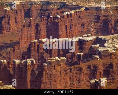 Depositi di calcare in cima alla pietra arenaria, Canyonlands National Park, Utah, USA Foto Stock