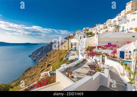 Vacanza estiva per la destinazione di viaggio fiori sfondo. Scenario meraviglioso, vacanza perfetta. Vista panoramica sulle tradizionali case delle cicladi Foto Stock