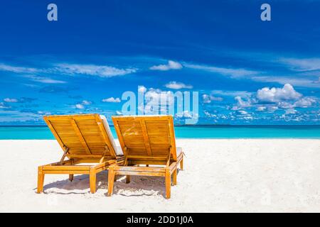 Bellissima spiaggia. Sedie sulla spiaggia di sabbia vicino al mare. Concetto di vacanza estiva incredibile per il turismo di coppia. Paesaggio tropicale ispirato Foto Stock