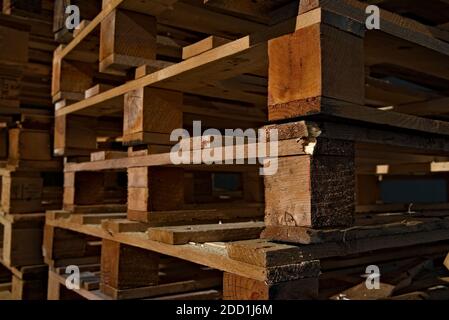 Pallet in legno impilati uno sull'altro. Primo piano Foto Stock