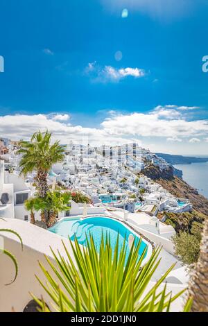 Vista della caldera e della piscina in primo piano, tipico villaggio di architettura bianca sull'isola di Santorini, Grecia. Estate vacanze sfondo. Lusso Foto Stock