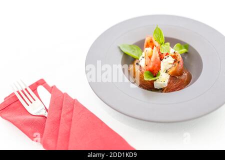 Insalata Caprese. Insalata italiana, composta da pomodori, zucchine e mozzarella di bufala. Cibo gourmet di lusso, colazione mattutina, elegante tavolo Foto Stock