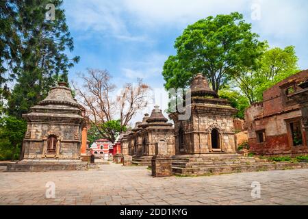 Santuari indù sull'altro lato del complesso del tempio di Pashupatinath nella città di Kathmandu in Nepal Foto Stock