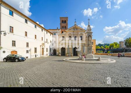 La Basilica di San Bartolomeo all Isola Tiberina in città o a Roma Italia in una giornata di sole come un elicottero vola tettuccio Foto Stock