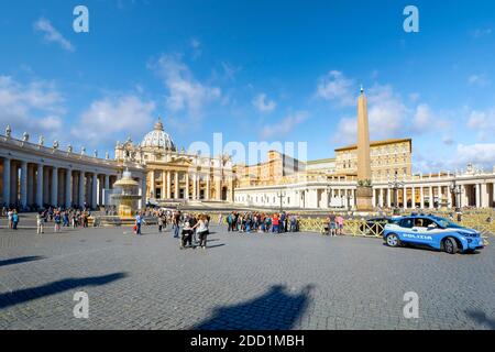 I turisti potranno trascorrere una giornata estiva in Piazza San Pietro Di fronte alla Basilica di San Pietro nella Città del Vaticano Foto Stock
