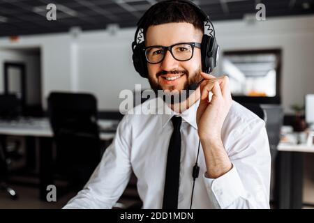 business friendly giovane operatore di call center maschile Foto Stock