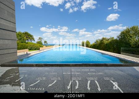 Una delle piscine riflettenti in Normandia Visitor Centre in Normandia Francia con la infinity edge che conduce al canale in inglese Foto Stock