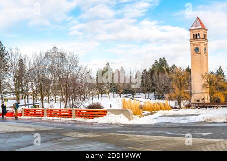 Vista invernale della Great Northern Clock Tower e dell'Expo Pavilion durante la neve nel Riverfront Park, Spokane, Washington USA Foto Stock