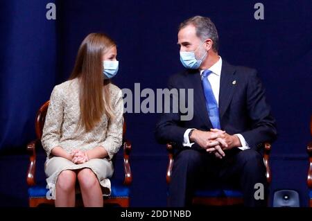 La Principessa ereditaria spagnola Leonor (L) e il Re Felipe VI presiede la cerimonia del Premio Principessa delle Asturie 2020 tenutasi all'Hotel la Reconquista, a Oviedo, Spagna, il 16 ottobre 2020. EFE/ Ballesteros POOL Credit: CORDON PRESS/Alamy Live News Foto Stock