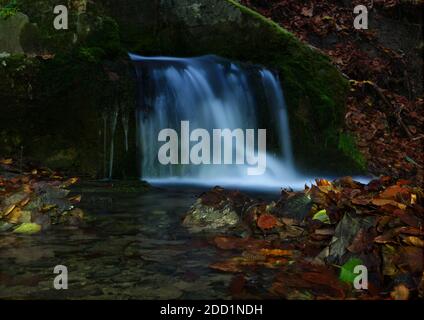 Una piccola cascata in autunno a jena germania europa Foto Stock