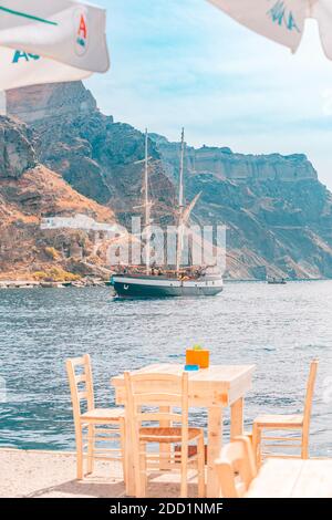 Grande yacht in legno ancorato nel porto di Santorini, Grecia. Santorini barche vulcano paesaggio, turismo di viaggio estivo, paesaggio ricreativo Foto Stock