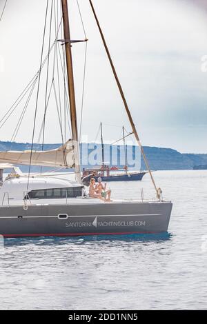 Grande yacht in legno ancorato nel porto di Santorini, Grecia. Santorini barche vulcano paesaggio, turismo di viaggio estivo, paesaggio ricreativo Foto Stock