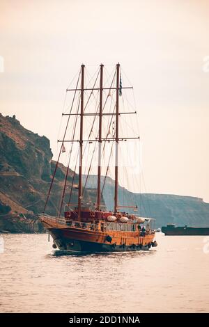 Grande yacht in legno ancorato nel porto di Santorini, Grecia. Santorini barche vulcano paesaggio, turismo di viaggio estivo, paesaggio ricreativo Foto Stock