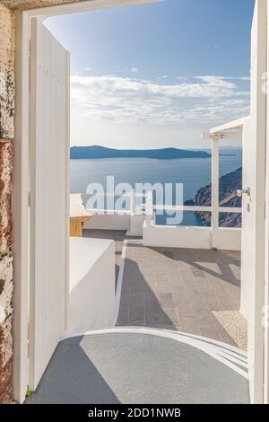 Incredibile paesaggio di Fira, architettura bianca caldera vista Santorini, Grecia, navi da crociera. Cielo blu, meraviglioso umore estivo, vacanza soleggiata, vacanza Foto Stock