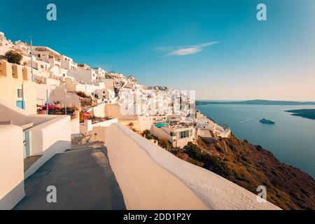 Splendida vista serale sull'architettura bianca e romantica luce del tramonto, Santorini, romanticismo estivo, destinazione per la luna di miele. Concetto di viaggio, vacanza Foto Stock