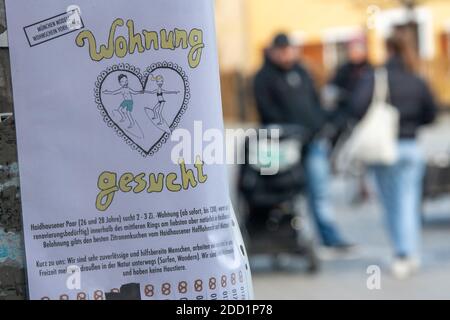 Monaco, Germania. 23 Nov 2020. Un pezzo di carta con l'iscrizione 'Wohnung gesucht' (appartamento desiderato) è appeso su un lampione nel quartiere di Haidhausen. Credit: Peter Kneffel/dpa/Alamy Live News Foto Stock