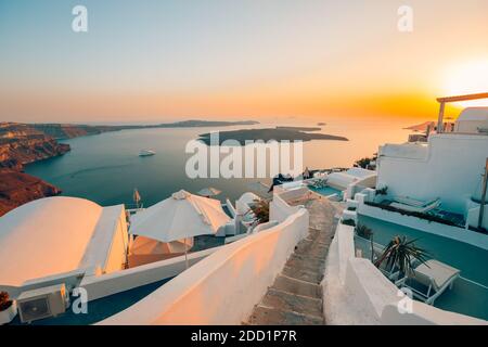 Splendida vista serale sull'architettura bianca e romantica luce del tramonto, Santorini, romanticismo estivo, destinazione per la luna di miele. Concetto di viaggio, vacanza Foto Stock