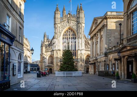 Abbazia di Bath con grande albero di Natale illuminato a Bath, Somerset, Regno Unito il 23 novembre 2020 Foto Stock