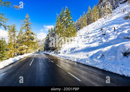 L'Austria Großglockner-Hochalpenstraßein in una giornata di sole dopo un grande caduta di neve Foto Stock