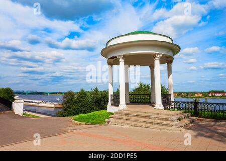 Il padiglione all'argine del fiume Volga è una rotonda aperta, uno dei simboli della città di Yaroslavl, anello d'Oro della Russia Foto Stock