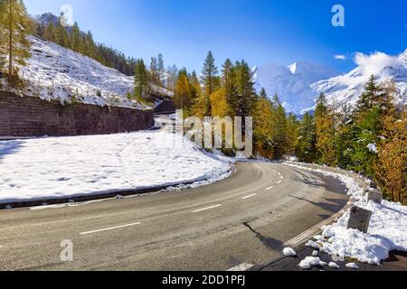 L'Austria Großglockner-Hochalpenstraßein in una giornata di sole dopo un grande caduta di neve Foto Stock