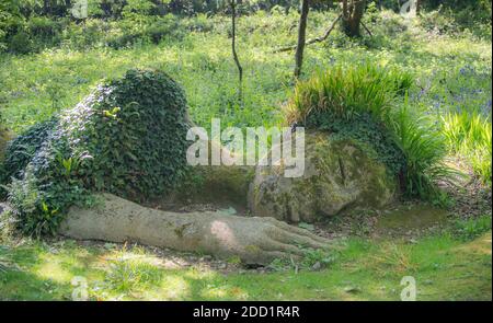 Scultura in pietra di un gigante dormiente ai Lost Gardens di Heligan, Inghilterra. Foto Stock