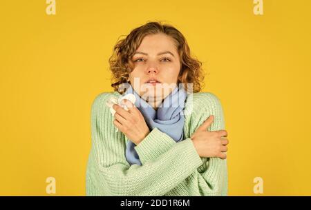 Infiammazione del seno nasale. Naso che cola. Sintomi di influenza fredda. Donna malata che soffia il naso. Sinusite cronica. Malattie respiratorie contagiose. Infezione influenzale. Trattamento della sinusite. Diagnostica sinusite. Foto Stock