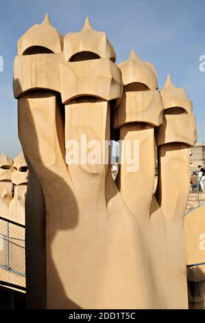 Camini sul tetto di Casa Mila (o la Pedrera) a Barcellona, Catalogna, Spagna Foto Stock