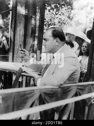 ENRICO CARUSO (1873-1921) tenore lirico italiano disegnando schizzi di caricatura in una fiera di beneficenza a Southampton, Long Island, circa 1910. Foto Stock