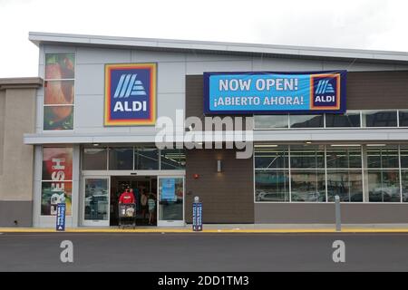 Burbank, CA / USA - 25 ottobre 2020: Un nuovo e moderno negozio di alimentari ALDI a prezzi scontati, con un "ORA APERTO!" il segnale è mostrato in una vista esterna. Foto Stock