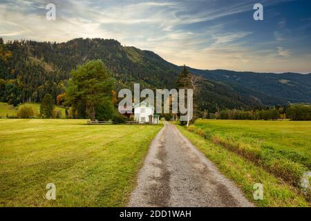 Un sentiero vicino al villaggio Maishofen in Austria. A soli 10 minuti da Zell am See Foto Stock