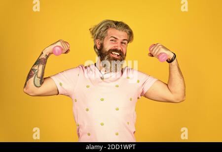 allenati con il barbell. maschio in palestra. allenati con il sollevamento pesi. potenza e forza. hipster mostra il muscolo dei bicipiti. ragazzo con il peso di un'attrezzatura sportiva pesante. sportivo sano. uomo felice uso dumbbell Foto Stock