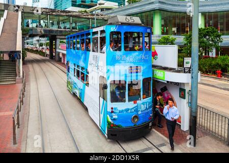 HONG KONG - 19 MARZO 2013: Tram a due piani è un simbolo della città di Hong Kong in Cina Foto Stock