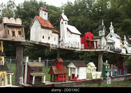 Virginia, Stati Uniti. Case in legno in miniatura fatte a mano esposte nel cortile di un negozio di antiquariato. Foto Stock