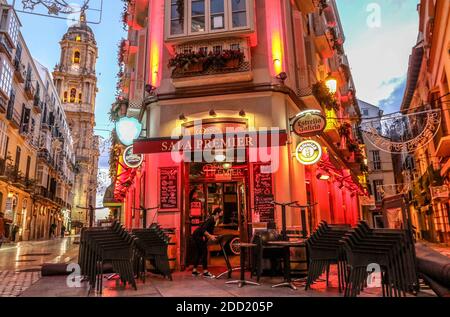 Malaga, Spagna. 23 novembre 2020: 23 novembre 2020 (Malaga) i ristoranti e i bar sono tenuti a chiudere alle 18:00 come misura preventiva contro il Covid 19 o il Coronavirus Credit: Lorenzo Carnero/ZUMA Wire/Alamy Live News Foto Stock