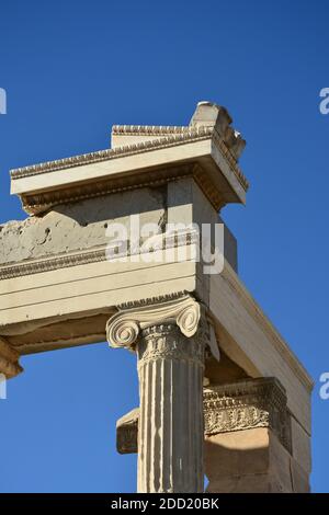 Colonna ionica e entablature dell'Erechtheion, Acropoli di Atene, Grecia Foto Stock