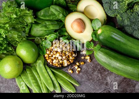 Cibo super food.Healthy food.Healthy food, verdure verdi, avocado, piselli verdi, lattuga lime germogliati grani Foto Stock