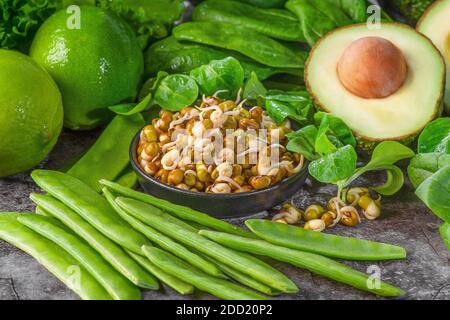 Cibo sano. Cibo sano, verdure verdi, avocado, piselli verdi, lime di lattuga germogliati Foto Stock