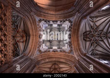 Le volte dei ventilatori nell'incrocio della cattedrale di Canterbury, Kent, Regno Unito Foto Stock