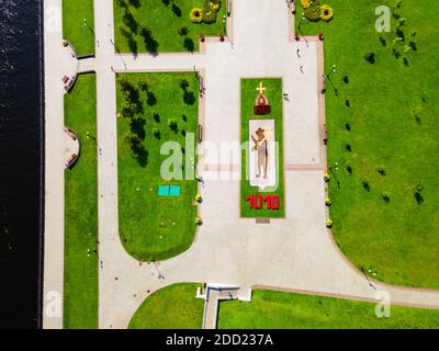 YAROSLAVL, RUSSIA - 05 AGOSTO 2020: Scultura dell'orso nel parco pubblico di Strelka nel centro della città di Yaroslavl, anello d'Oro della Russia. L'orso è un simbolo di Foto Stock