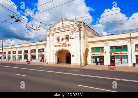 VLADIMIR, RUSSIA - 09 AGOSTO 2020: Gostiny Dvor trading file con portici nella città di Vladimir, anello d'oro della Russia Foto Stock