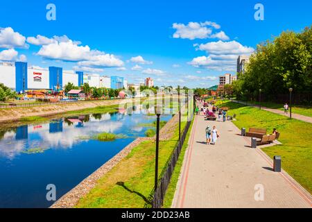 IVANOVO, RUSSIA - 07 AGOSTO 2020: Passeggiata lungo il fiume Uvod nel centro di Ivanovo. Ivanovo fa parte dell'anello d'Oro della Russia. Foto Stock