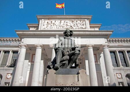 Statua dell'artista spagnolo Diego Velazquez all'ingresso occidentale del Museo El Prado a Madrid, Spagna. Foto Stock