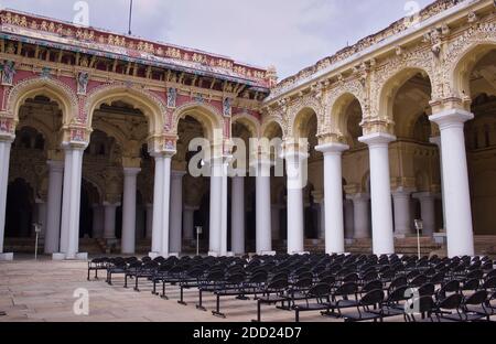 Madurai, India - 02 novembre 2018: Interno di un palazzo Thirumalai Nayakkar indiano meridionale contro il cielo blu Foto Stock